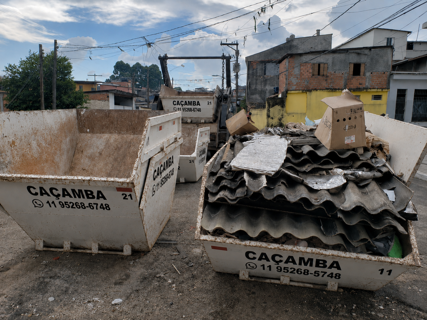 Caçamba branca entregue em residência