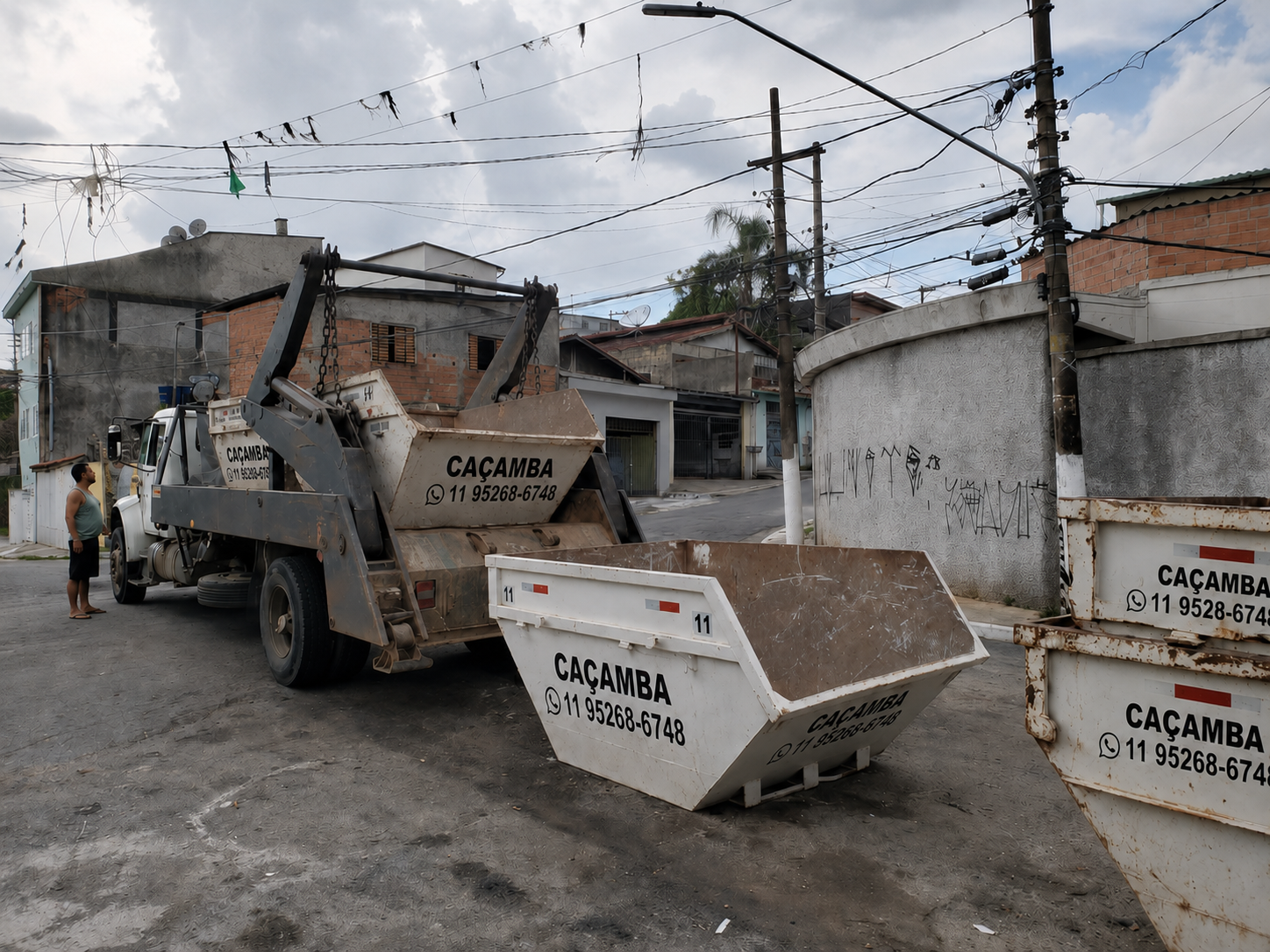 Caminhão da Caçamba Rápido entregando caçambas para entulho