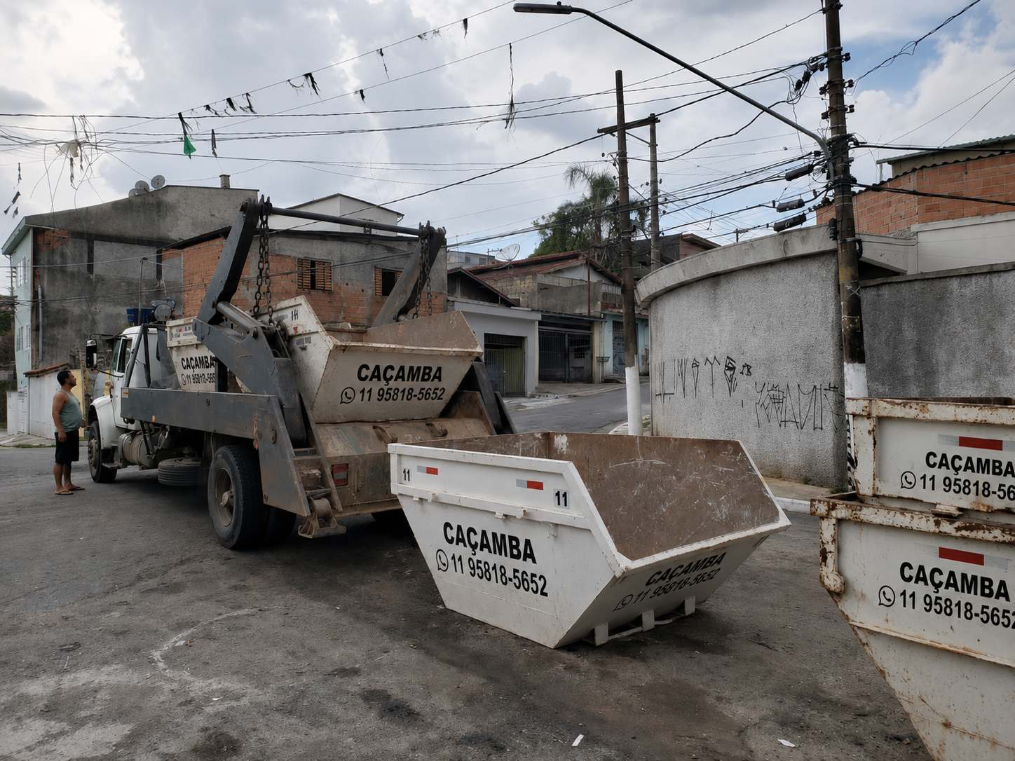 Caminhão da Caçamba Rápido entregando caçambas para entulho